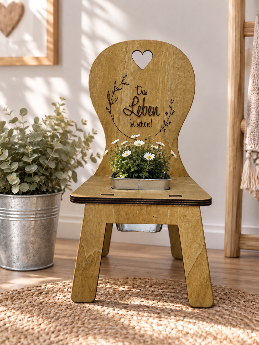 Personalisierter Blumenstuhl aus Holz mit Herz und Blumenzinktopf