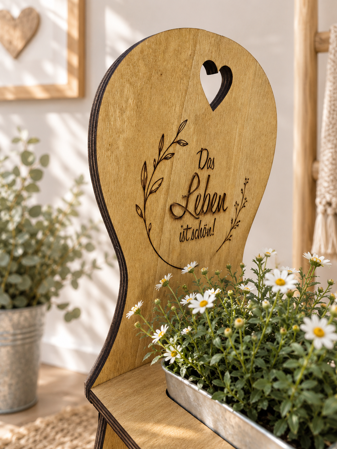 Blumenstuhl aus Holz mit individueller Wunschgravur